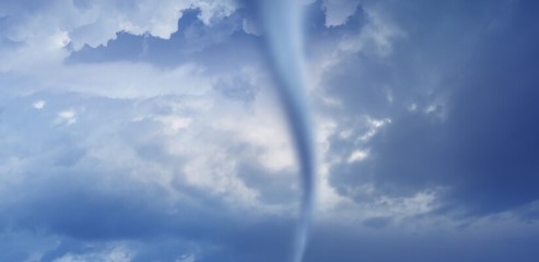 Торнадо предизвика паника в град Каламата Южна Гърция откъдето премина